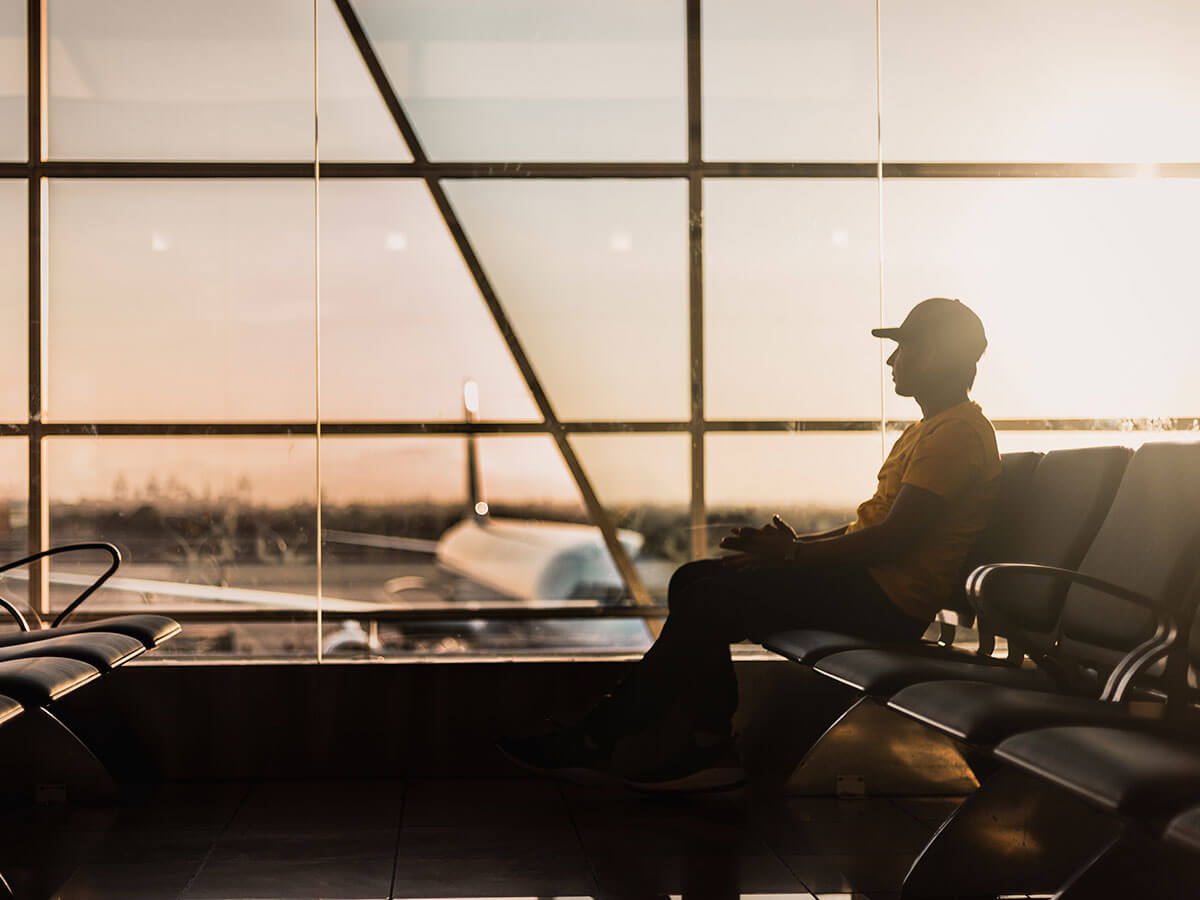 Persona esperando sentada en un aeropuerto