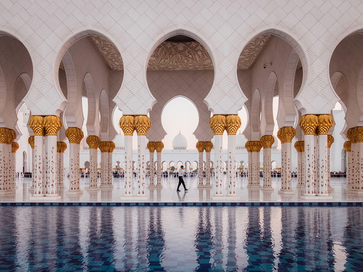 Persona esperando sentada en un aeropuerto
