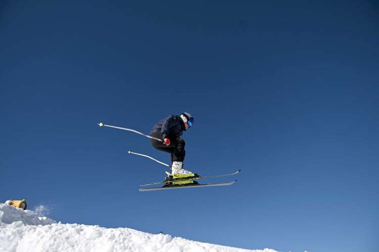 Esquiador en pleno salto en la estación de La Covatilla bajo un cielo despejado.