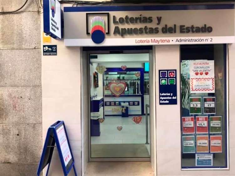 Fachada de la administración de Lotería Maytena en la calle Mayor de Béjar, donde se ha vendido el quinto premio del número 23112 en el sorteo de Navidad 2025