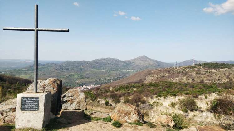 Cruz en homenaje a Jesusín en la pista de acceso a la Peña de la Cruz