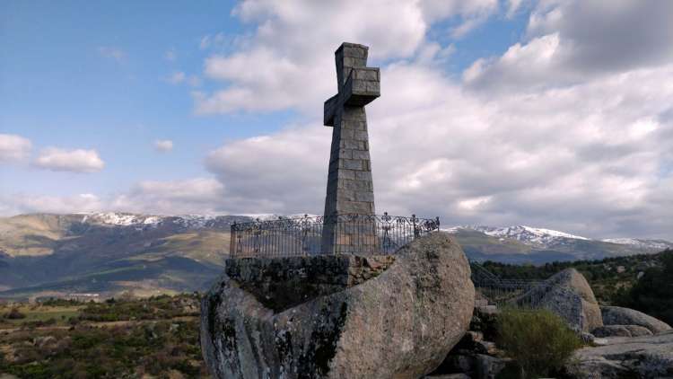 Vista de la Cruz con la Sierra de Béjar al fondo