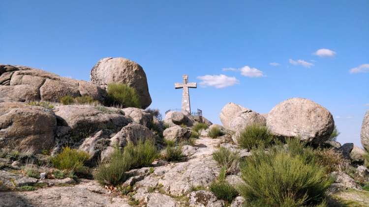 Vista parcial del paraje de La Peña de la Cruz con la cruz al fondo