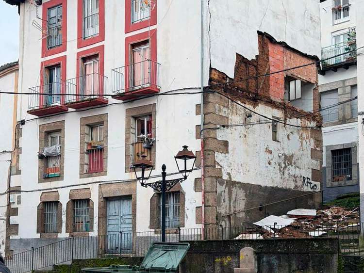 Inmueble derrumbado en la calle Alojería del Conjunto Histórico de Béjar en enero de 2026