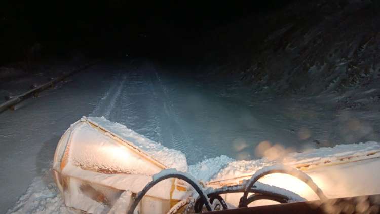 Maquina quitanieves trabajando en la DSA-180 carretera de acceso a La Covatilla