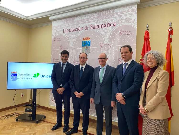 Autoridades de la Diputación de Salamanca y representantes de Unicaja durante la firma del acuerdo de tesorería para anticipar fondos a los ayuntamientos en 2026.