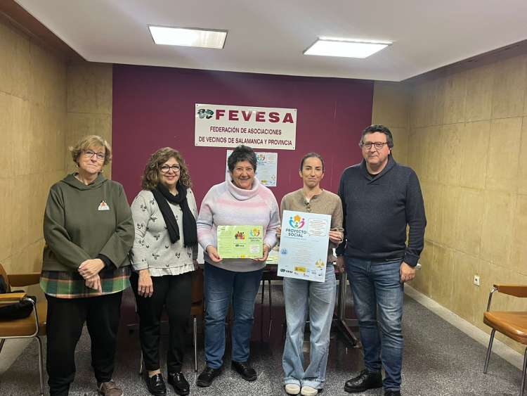 Cinco personas posan en la sede de FEVESA en Salamanca durante la presentación del proyecto "Construyendo Futuro Vecinal"
