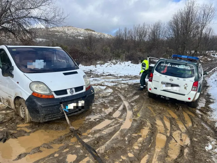 Rescate de la Guardia Civil a un vehículo atrapado por la nieve en la subida a La Covatilla, Salamanca