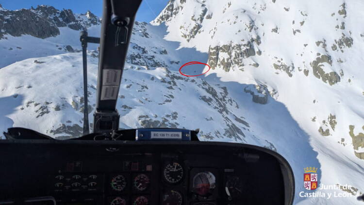 Aproximación del helicóptero de rescate al montañero herido en Navalperal de Tormes