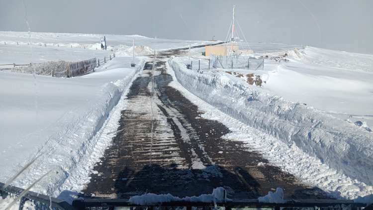 Acceso a la estación de esquí Sierra de Béjar–La Covatilla cubierta de nieve tras el temporal invernal