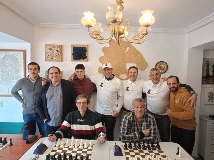 Miembros del Club Ajedrez Béjar posan en grupo en un salón tras lograr el tercer puesto en la Liga Provincial por equipos