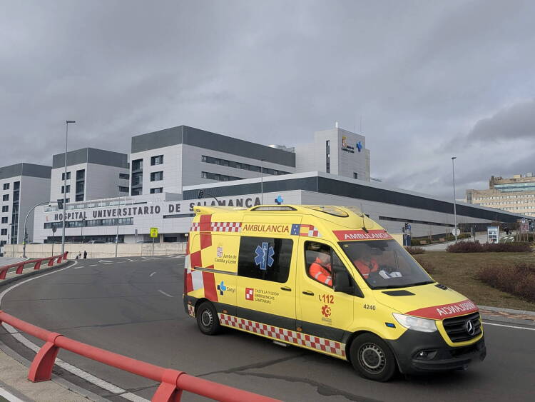 Ambulancia circulando junto al Hospital Universitario de Salamanca