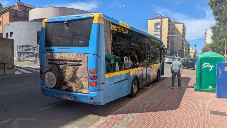 Autobús municipal de Béjar estacionado en una parada urbana durante su recorrido habitual.