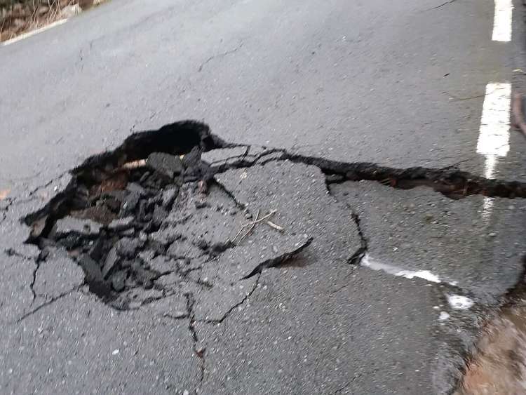 Hundimiento de la calzada en la carretera entre Candelario y La Garganta tras el temporal de lluvias.