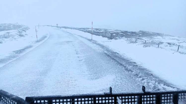 Carretera de acceso a La Covatilla cubierta de nieve y hielo durante un episodio de nevadas en la Sierra de Béjar.