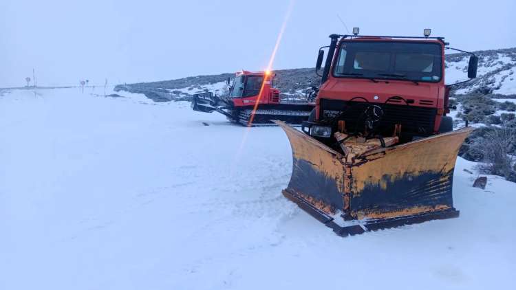 Maquinas quitanieves trabajando en La Covatilla