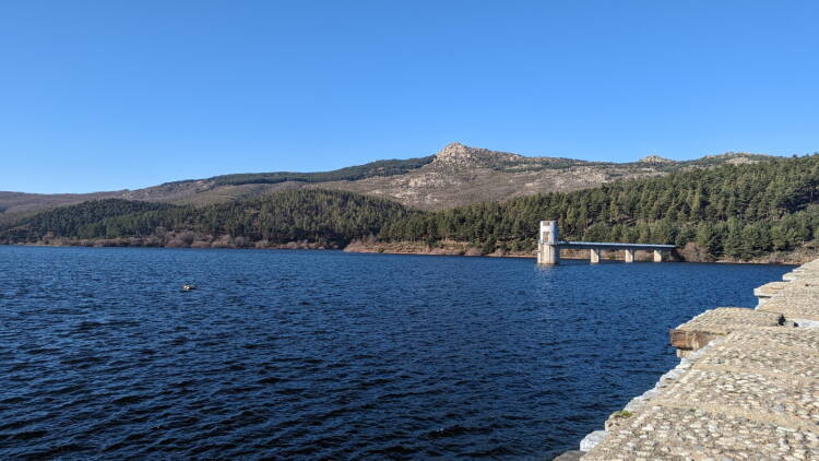 Embalse de Navamuño en Béjar con nivel alto de agua