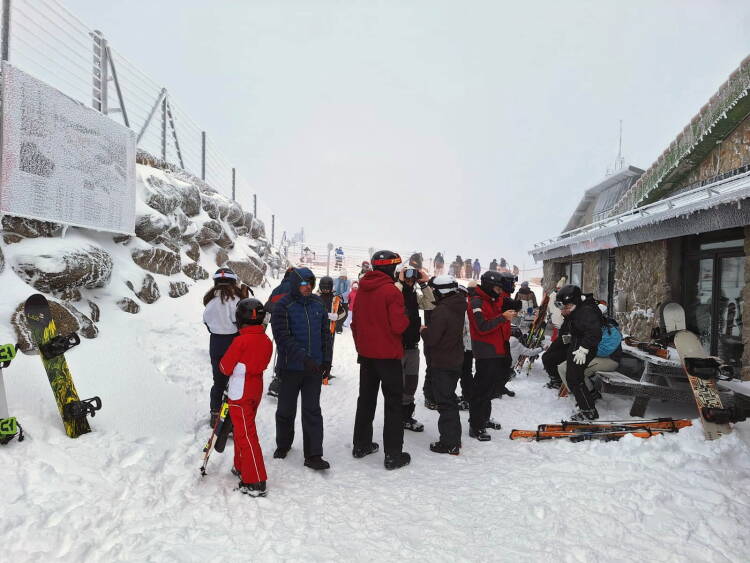 Esquiadores equipándose en la estación de esquí Sierra de Béjar–La Covatilla