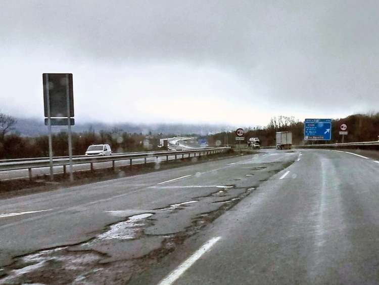 Baches y firme deteriorado en la autovía A-66 en el Puerto de Vallejera, cerca de Béjar.