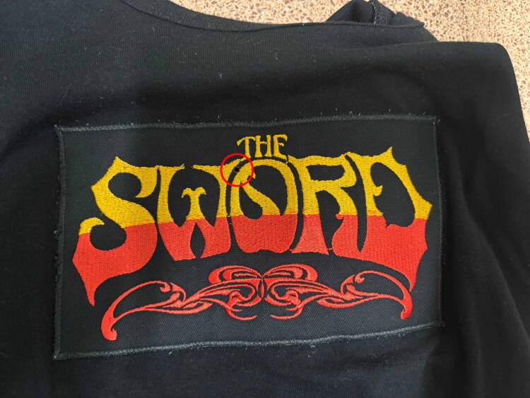 Orificio en sudadera para ocultar cámara durante examen de conducir en Salamanca