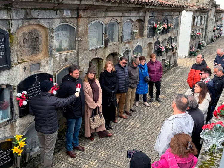 Acto del 124 aniversario del PSOE de Béjar en el cementerio municipal durante el homenaje a Emilio González Gosálvez