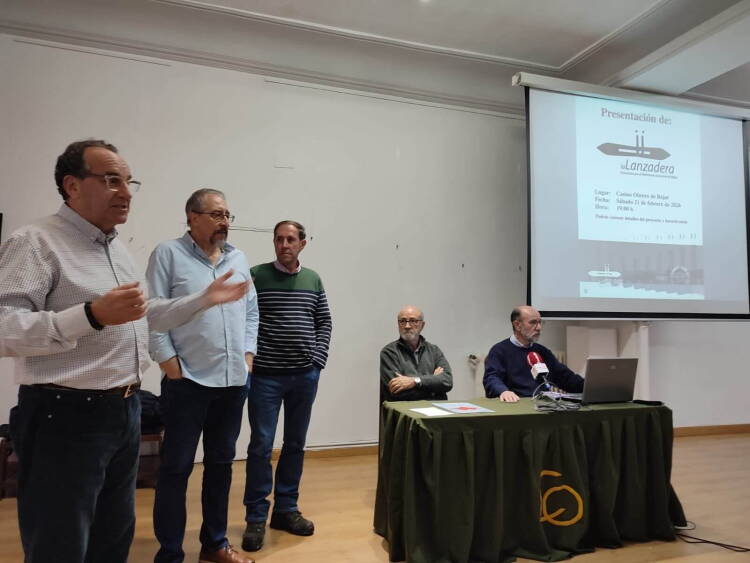 Miembros de La Lanzadera presentan la asociación en el Casino Obrero de Béjar