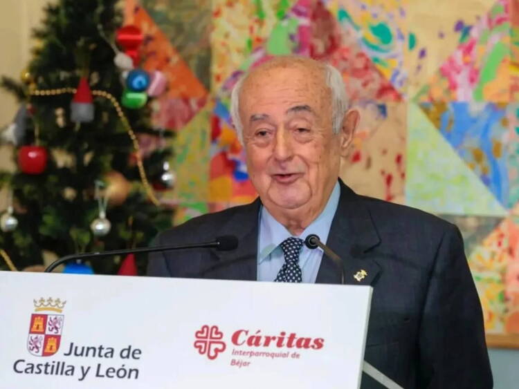 Manuel Bruno Nevado interviene en un acto de Cáritas Interparroquial de Béjar, ante un atril