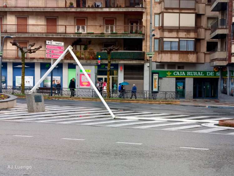 Mástil de la bandera caído en la Plaza de España de Béjar tras el temporal