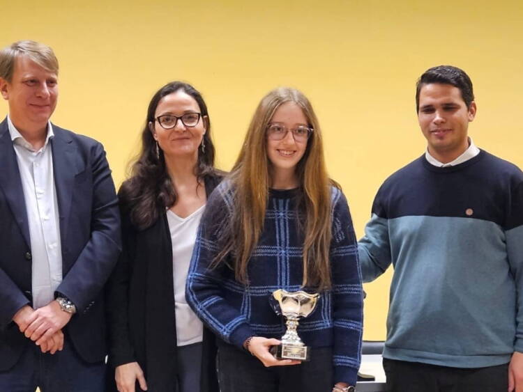 Natalia Esteban Montero posa con el trofeo de campeona de Castilla y León sub-18