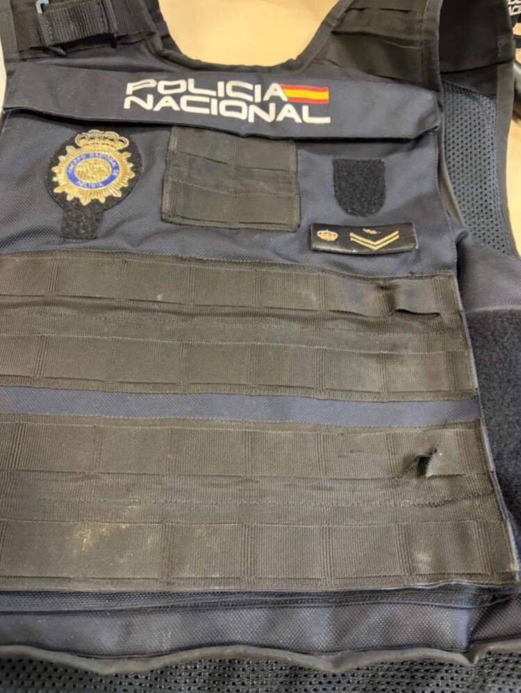 Chaleco antibalas del agente agredido. Presenta un corte en la parte inferior derecha.