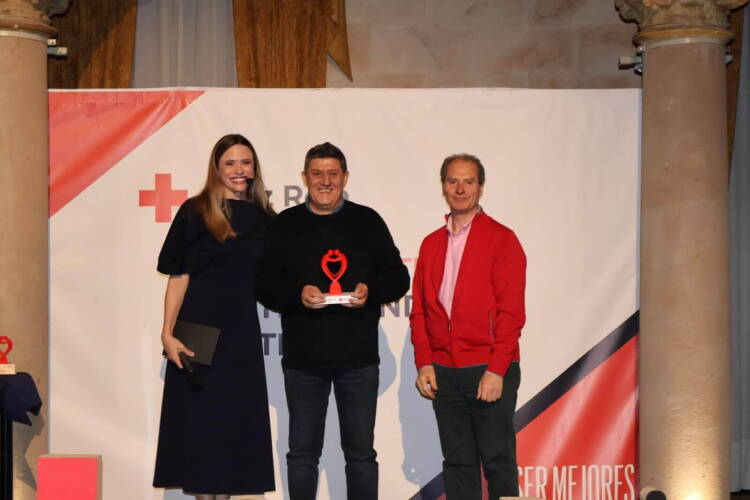 Chema Martín, maestro vinculado a Béjar, recoge el Premio Solidaridad de Cruz Roja