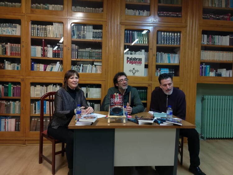 Presentación de la novela Lo que siembras de Ángel Barrios en el Casino Obrero de Béjar, con Karina Argente Pereira y Santiago Nieto Ríos durante el coloquio.