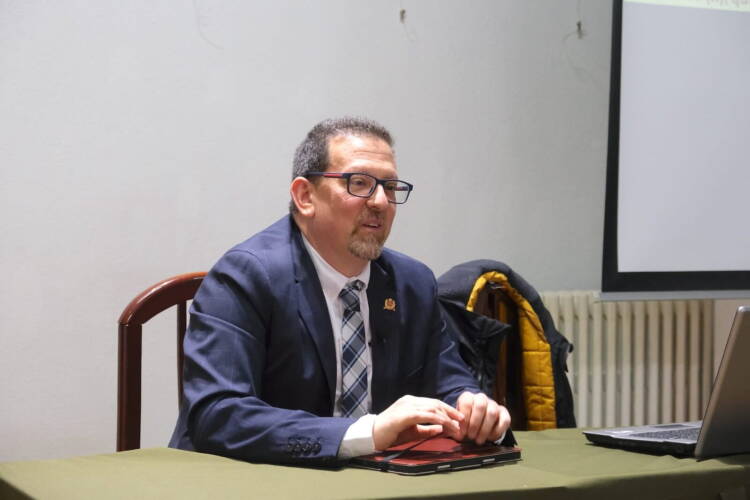 Raúl Molina Recio durante su conferencia sobre los duques de Béjar en el Casino Obrero.