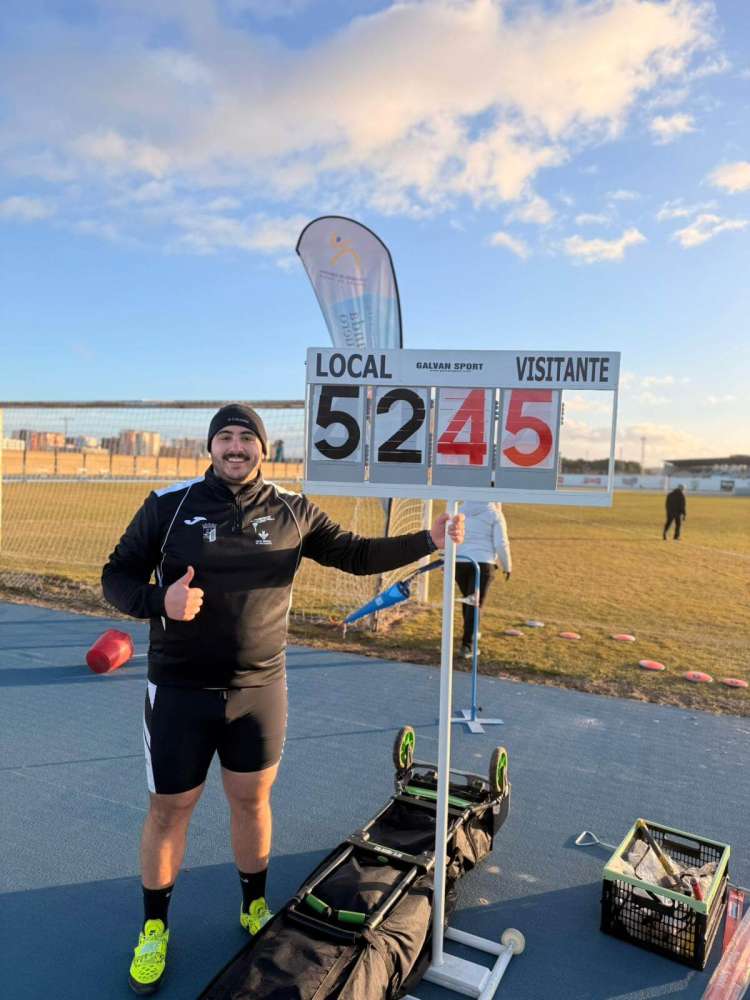 Rubén Matas junto al marcador con su mejor marca personal del año 52,45m