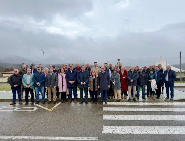 Visita del PP de Salamanca a Béjar. Foto grupal en La Cerrallana