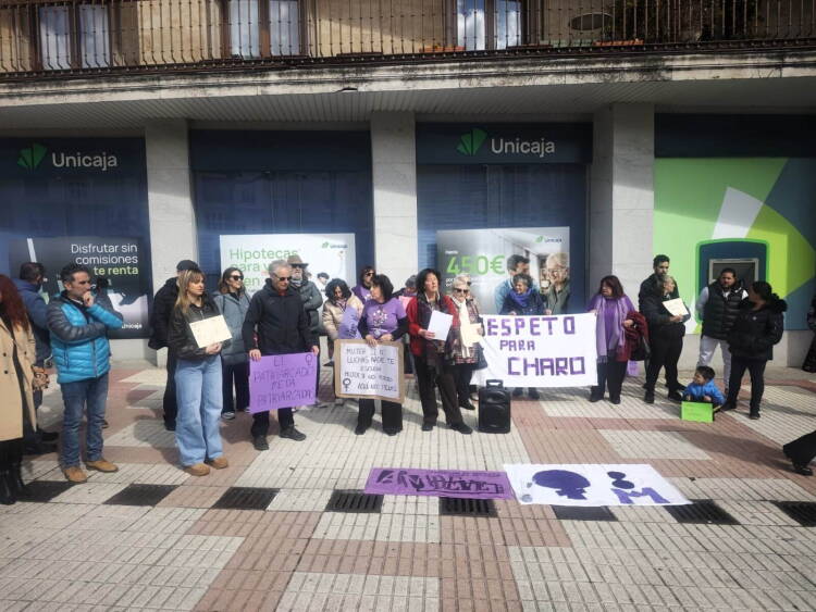 Concentración del 8M en Béjar con pancartas feministas y recuerdo a Charo Martín.