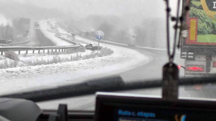 Vehículo accidentado en la A-66 a la altura del Puerto de Vallejera durante una nevada cerca de Béjar.