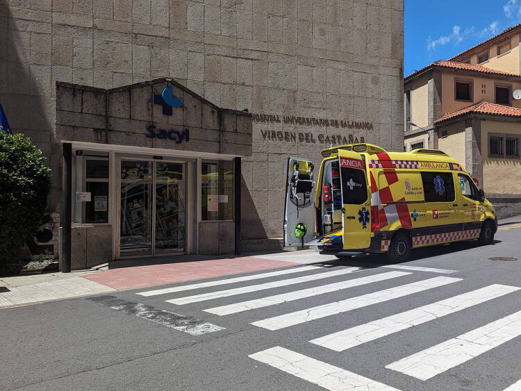 Entrada del Hospital Virgen del Castañar de Béjar con ambulancia del Sacyl en acceso principal