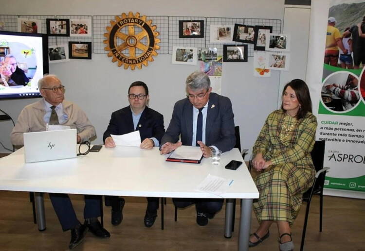 Acto de ASPRODES en Béjar durante la entrega del Premio Servir del Rotary Club en su sede con responsables de la asociación