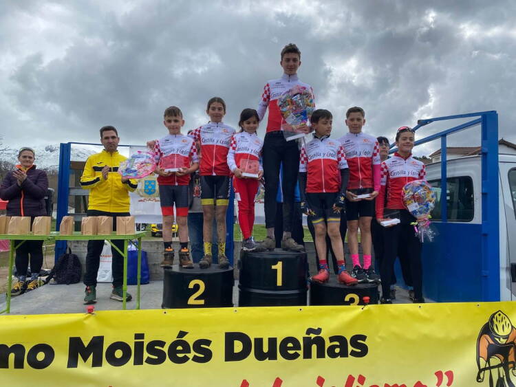 Podio del Campeonato de Castilla y León BTT XCO Ciudad de Béjar con los jóvenes ciclistas durante la entrega de premios