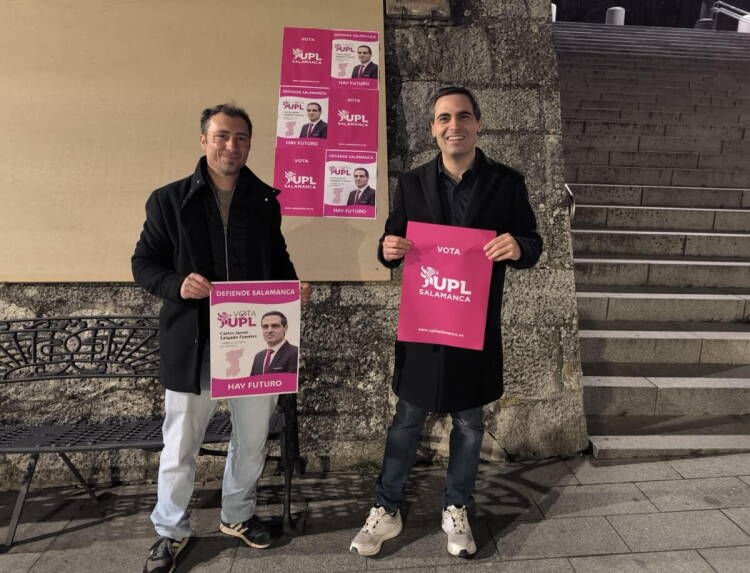 Carlos Javier Salgado y Luis García colocan carteles electorales de UPL en Béjar