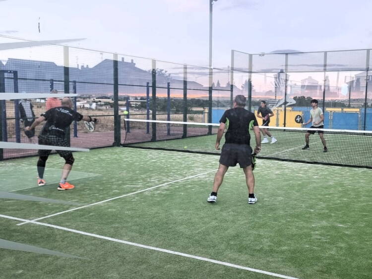 Partido del Trofeo de Pádel de la Diputación de Salamanca en una pista municipal de la provincia