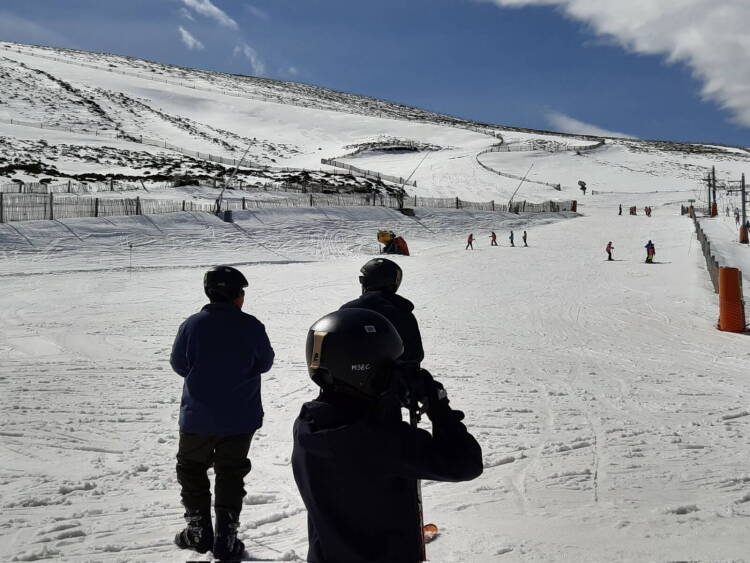 Esquiadores en las pistas de la estación de esquí La Covatilla en Béjar durante la temporada de nieve