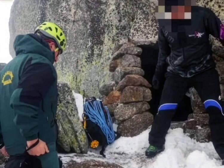 Rescate de montañero en Hoya Moros (Candelario) junto a una cueva nevada con agentes de montaña y material de escalada