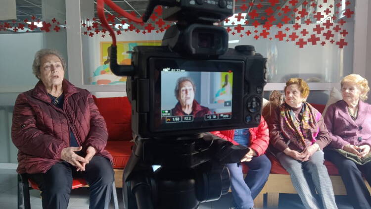 Alumnado del Colegio María Auxiliadora graba testimonios sobre la memoria textil de Béjar en el proyecto Hilando memorias