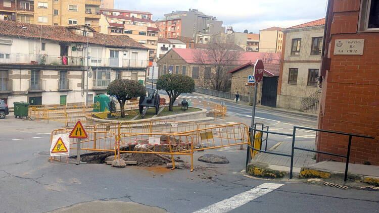 Obras por avería en la red de agua en la Travesía de la Cruz de Béjar