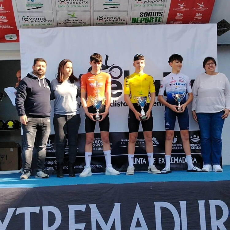Podio de la Vuelta a Extremadura Cadete en Navaconcejo con los corredores del Maguisa Guijuelo tras lograr el doblete en la general