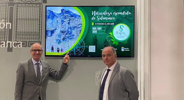Javier Iglesias y Juan Carlos Zaballos presentan el programa Naturaleza Escondida 2026 ante una pantalla con el cartel oficial de las rutas en Salamanca.