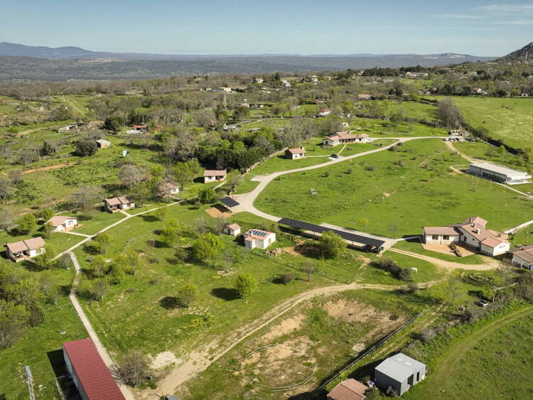 Vista aérea del proyecto Altair gestionado por ASPRODES en la sierra de Béjar con instalaciones residenciales y entorno natural