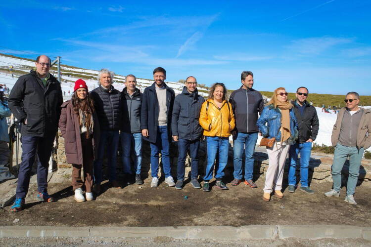 Representantes del PSOE posan en la estación de esquí La Covatilla durante su visita para presentar su propuesta de impulso económico para Béjar y su comarca